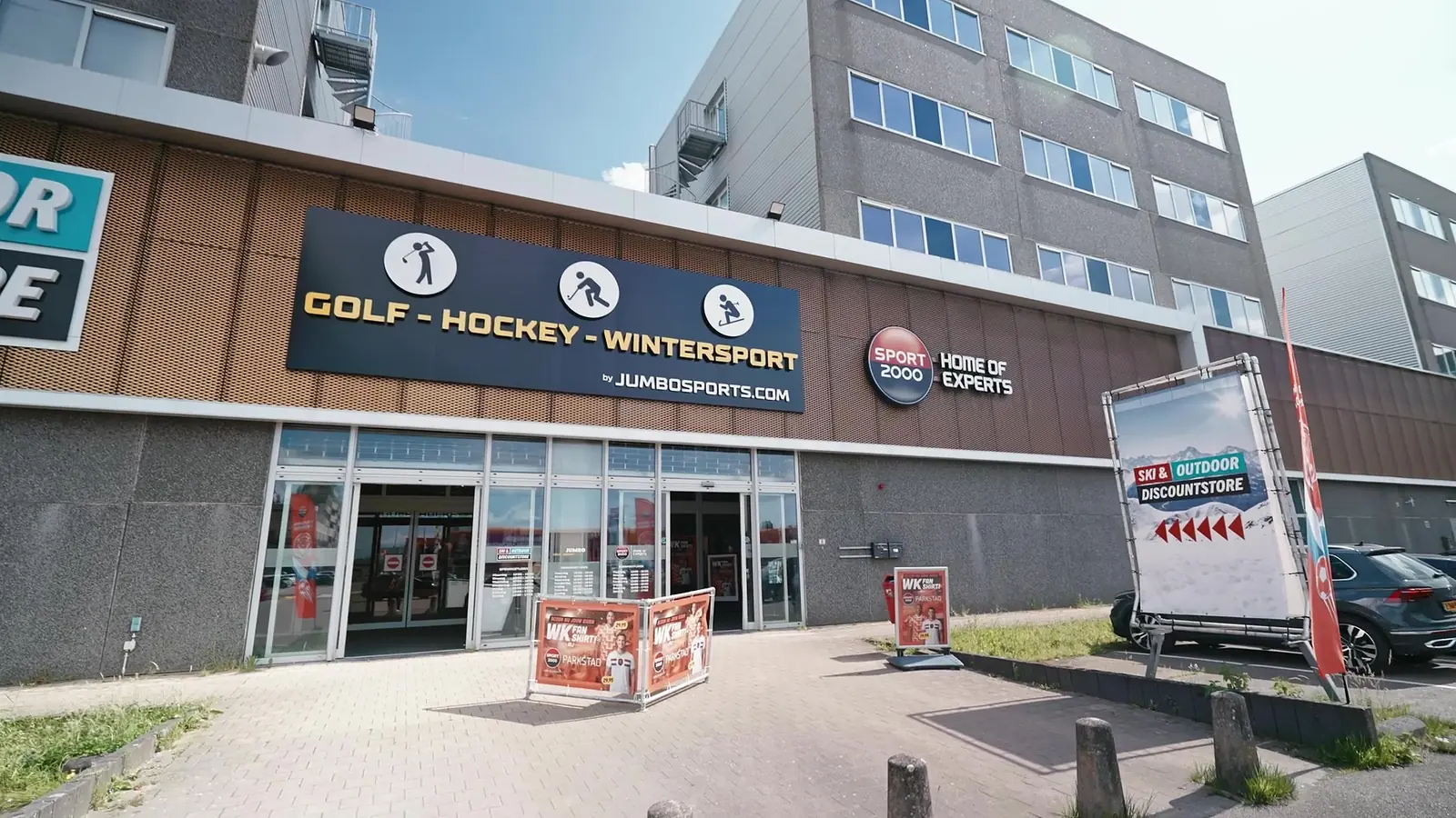 Vooraanzicht van de winkel aan de Wiebachstraat, met de gevelborden van Sport 2000 en de Ski & Outdoor Discountstore