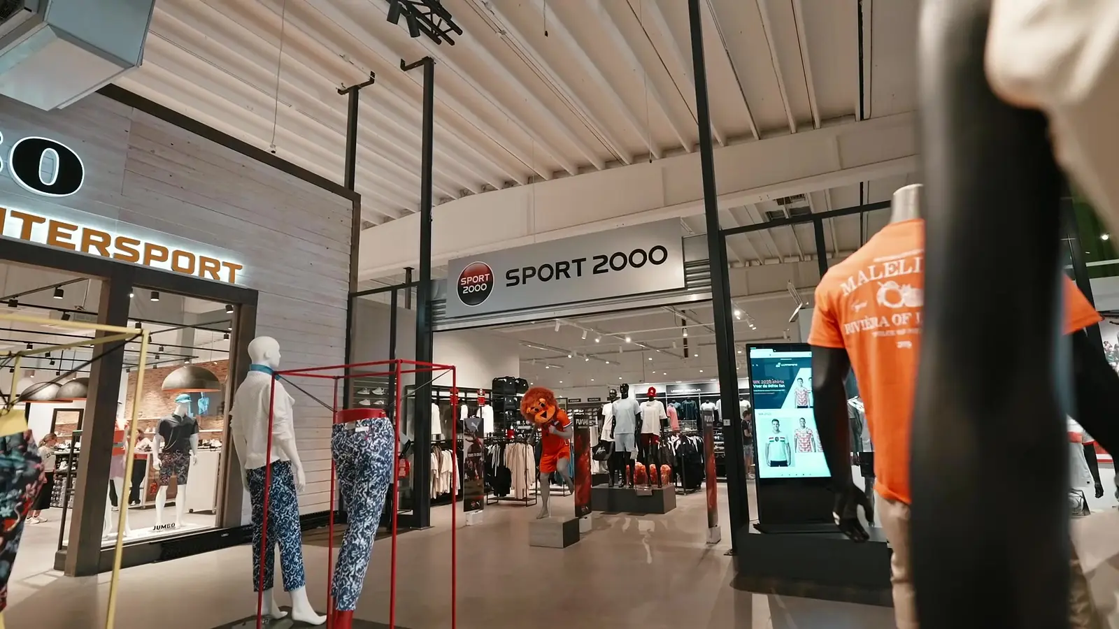 Ingang van Sport 2000 Parkstad, naast de etalage van de wintersportwinkel
